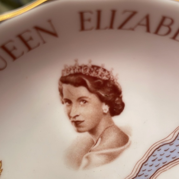H.M. QUEEN ELIZABETH II commemorative ashtray/ small plate. - Picture 8 of 10